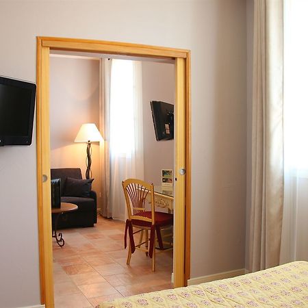 Hotel And Restaurant L Arena Frejus Bagian luar foto