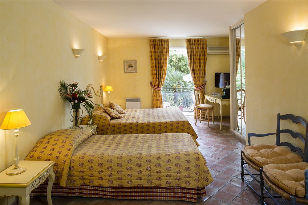 Hotel And Restaurant L Arena Frejus Bagian luar foto