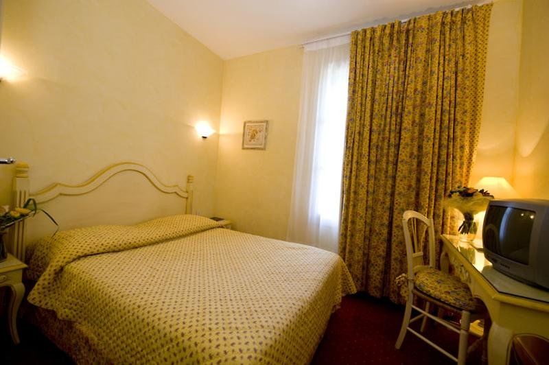 Hotel And Restaurant L Arena Frejus Bagian luar foto