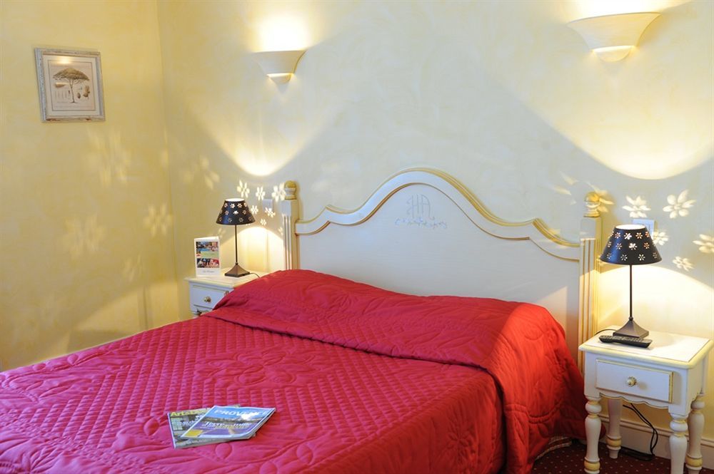 Hotel And Restaurant L Arena Frejus Bagian luar foto