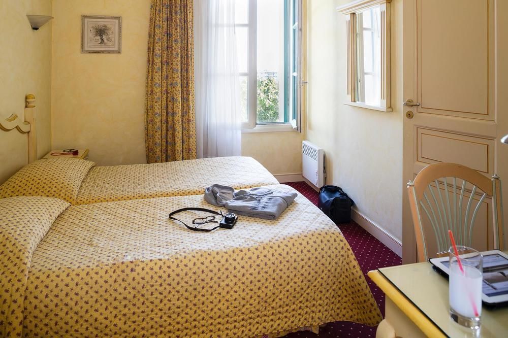 Hotel And Restaurant L Arena Frejus Bagian luar foto