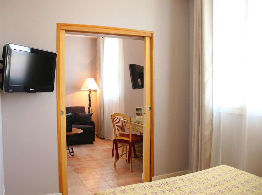 Hotel And Restaurant L Arena Frejus Bagian luar foto